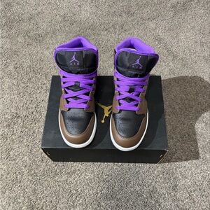 Jordan 1 Mid "Palomino Wild Berry"